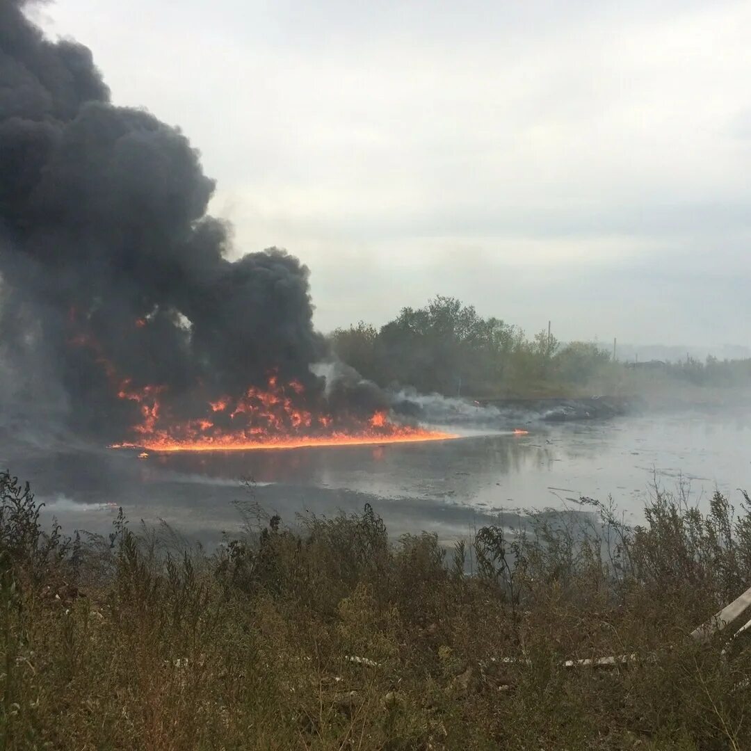 Пожар в озерах. Пожар в Курманаевском районе. Пожар у озера. Пожар Смышляевка. Горящее озеро.