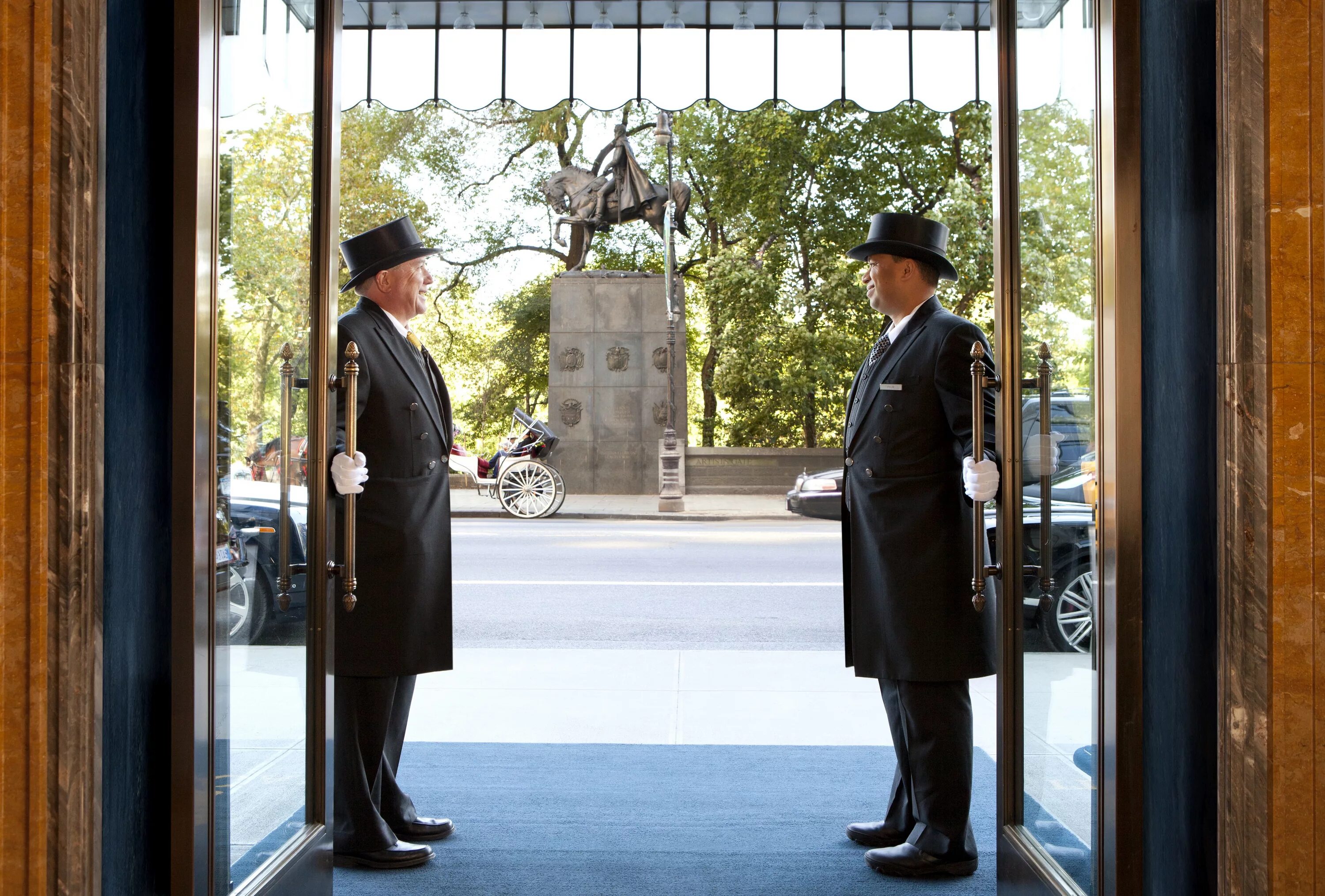 Дворецкий швейцар. Отель захер вена владельцы. Как называется человек открывающий двери в отеле. Дворецкий швейцар. Швейцар профессия.