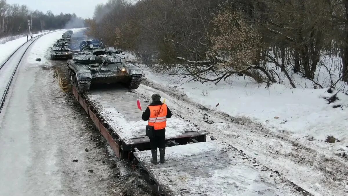 Погрузка воинского эшелона. Погрузка техники на эшелон. Военных автомобильных дорог. Поезд с военной техникой.