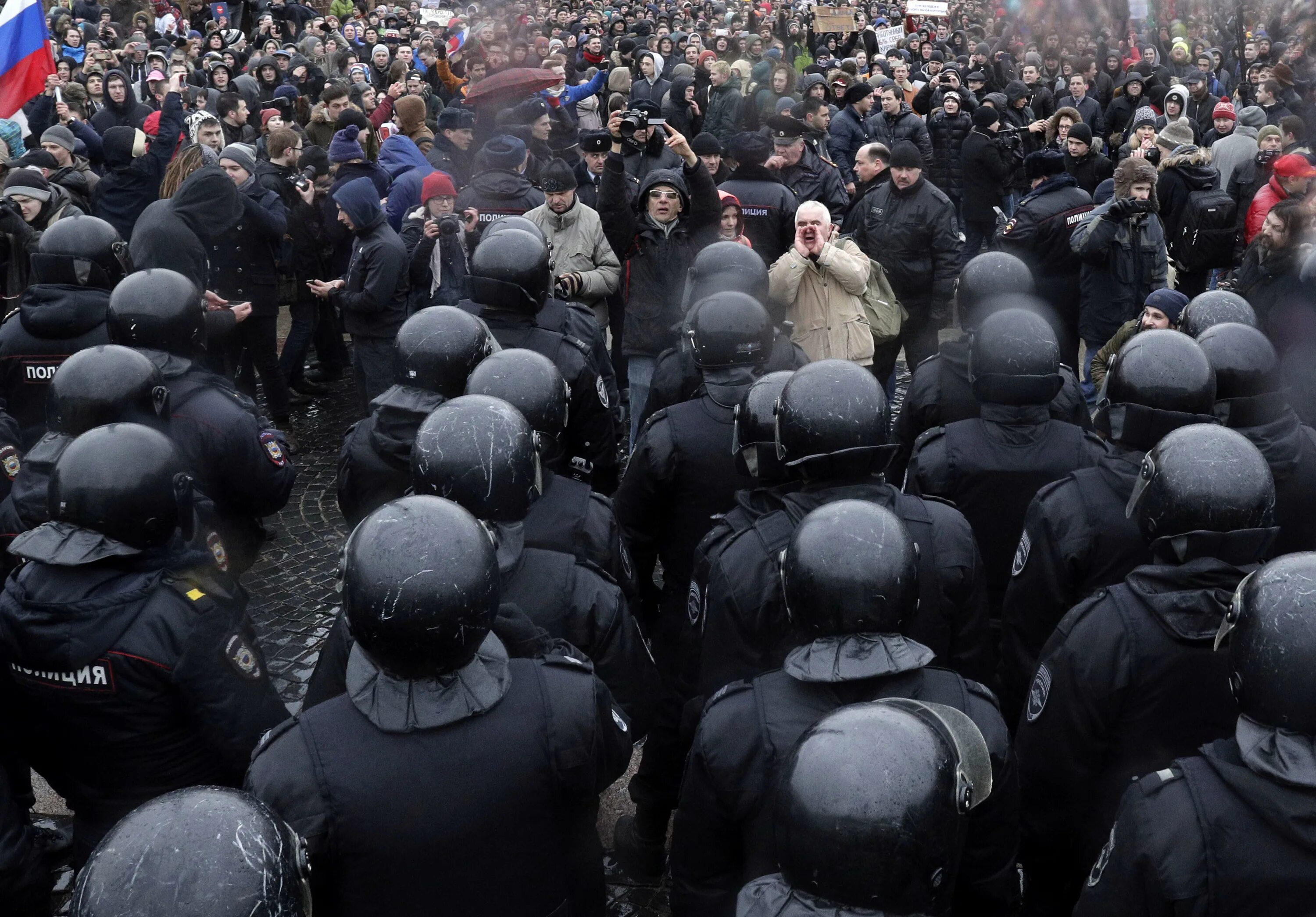 Атаки экстремистов. Толпа митинг. Политические экстремисты. Экстремизм в России. Экстремистские фотографии.