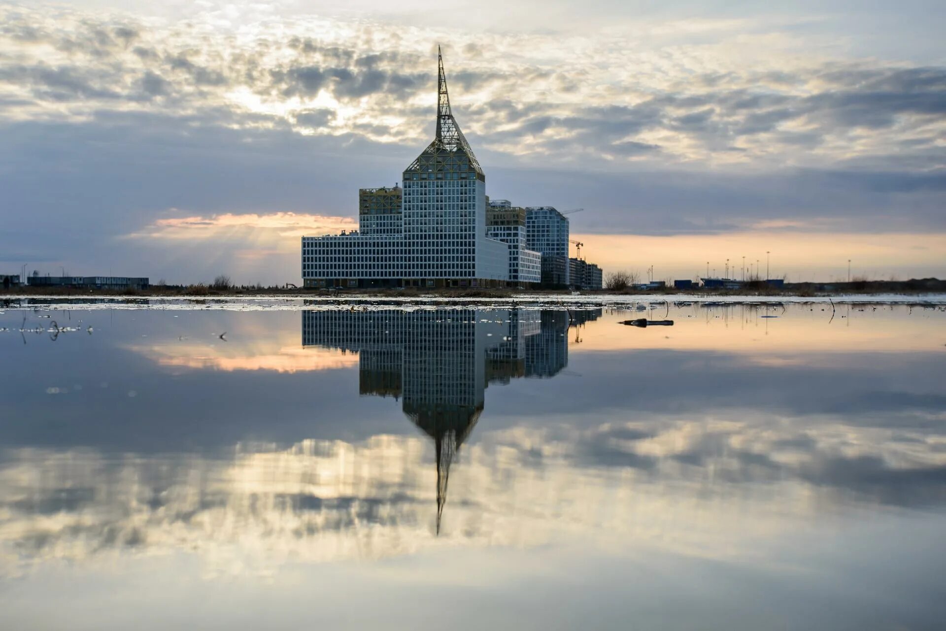 Вода васильевский остров. Намыв Санкт-Петербург Васильевский остров. Golden City Санкт-Петербург Васильевский остров. Башня на Намыве Васильевского острова. Намыв у Голден Сити СПБ.