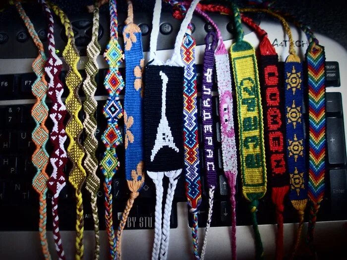 Фенечкоплетение. Фенечка уголок. Плетеные браслеты с бисером. Идеи для фенечек. Плетение фенечек.