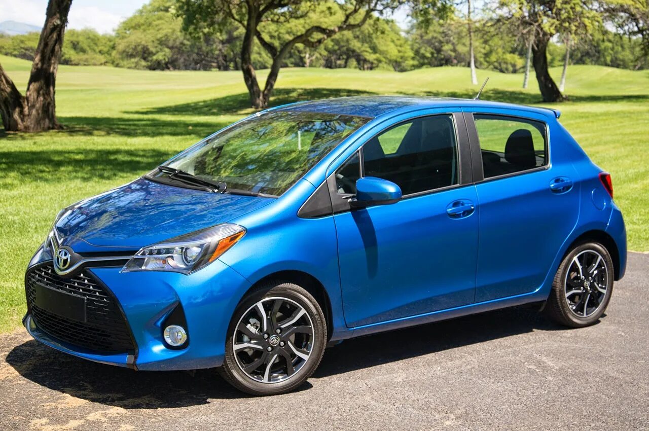 Toyota Yaris 2015. Toyota Vitz Yaris. Тойота Витц 2015. Тойота Ярис хэтчбек 2015. Витц 2015 год