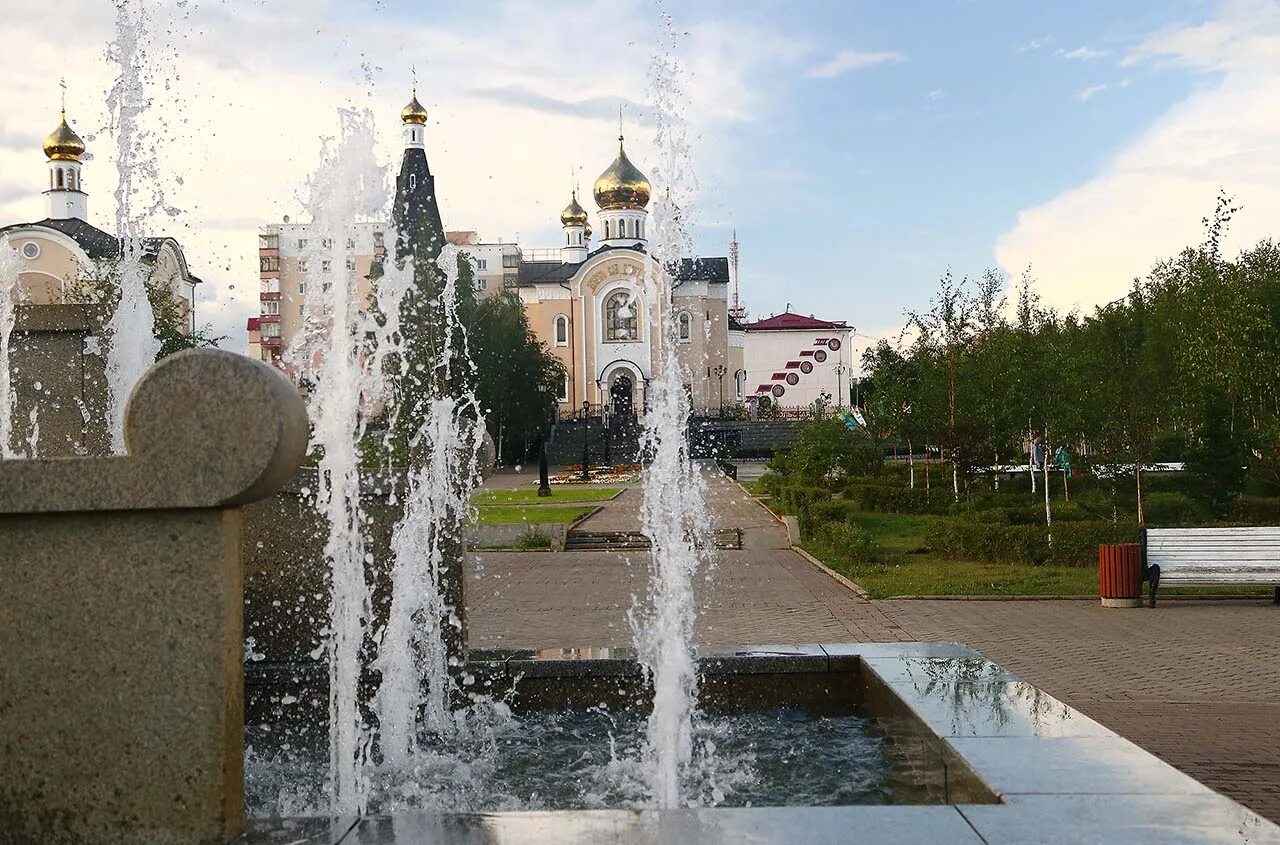 Центр города мирный. Церковь Мирный Якутия. Свято Троицкий храм Мирный. Свято Троицкий храм в Мирном Якутия. Город Мирный Республика Саха Якутия Церковь.