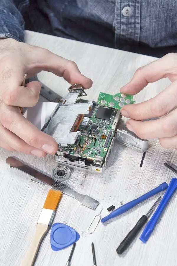 Детали принтера. Видеокамера сломанный инструмент. Видеокамера сломанный инструмент. Мастер чинит макбук. Разобранный компьютер.