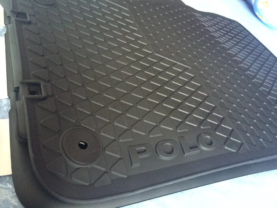 Коврик резиновый на поло лифтбек. Коврик резиновый поло. Ковры салона vw polo 2020. Резиновые коврики поло седан. Коврики в машину фольксваген поло седан 2012.