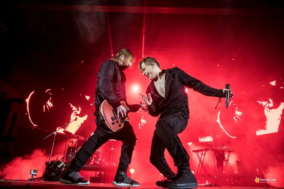 в конкурсе состоящем из 63 певцов. группа би-2 шура. в конкурсе состоящем из 63 певцов. в конкурсе состоящем из нескольких этапов участвовало 63 певца. певец алексей воробьев.