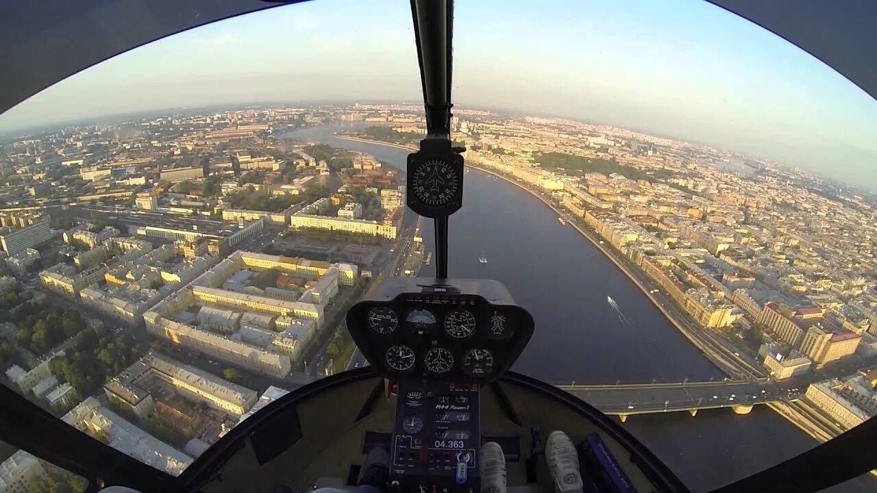 Вертолеты над санкт петербургом. Полет над Питером. Полет на вертолете над Питером. Полет на вертолете над Москвой. Полет над СПБ.