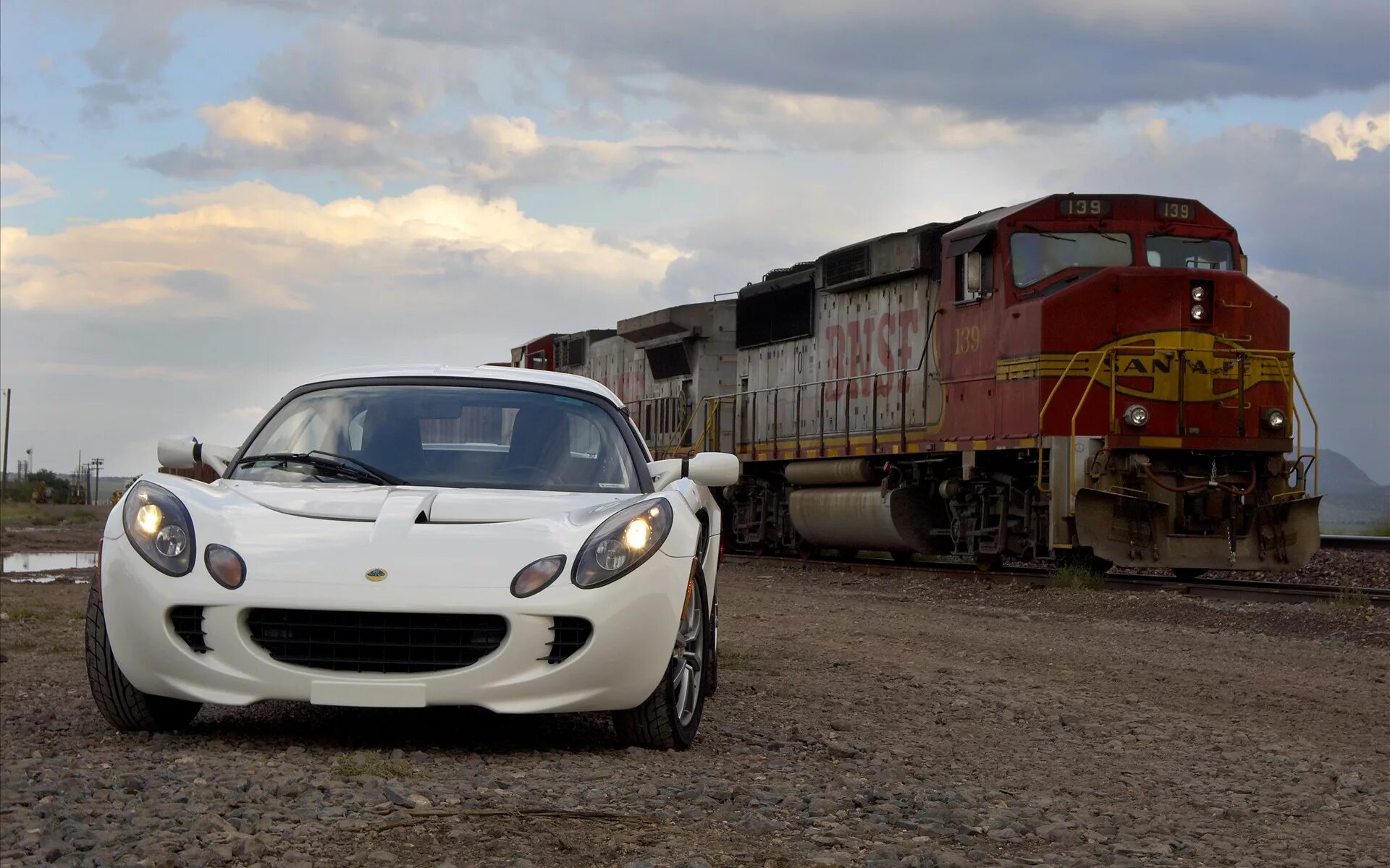 С первого апреля автомобили. Лотус машина 2007. Lotus Elise обои. Машины 2010 года. Машина поезд.