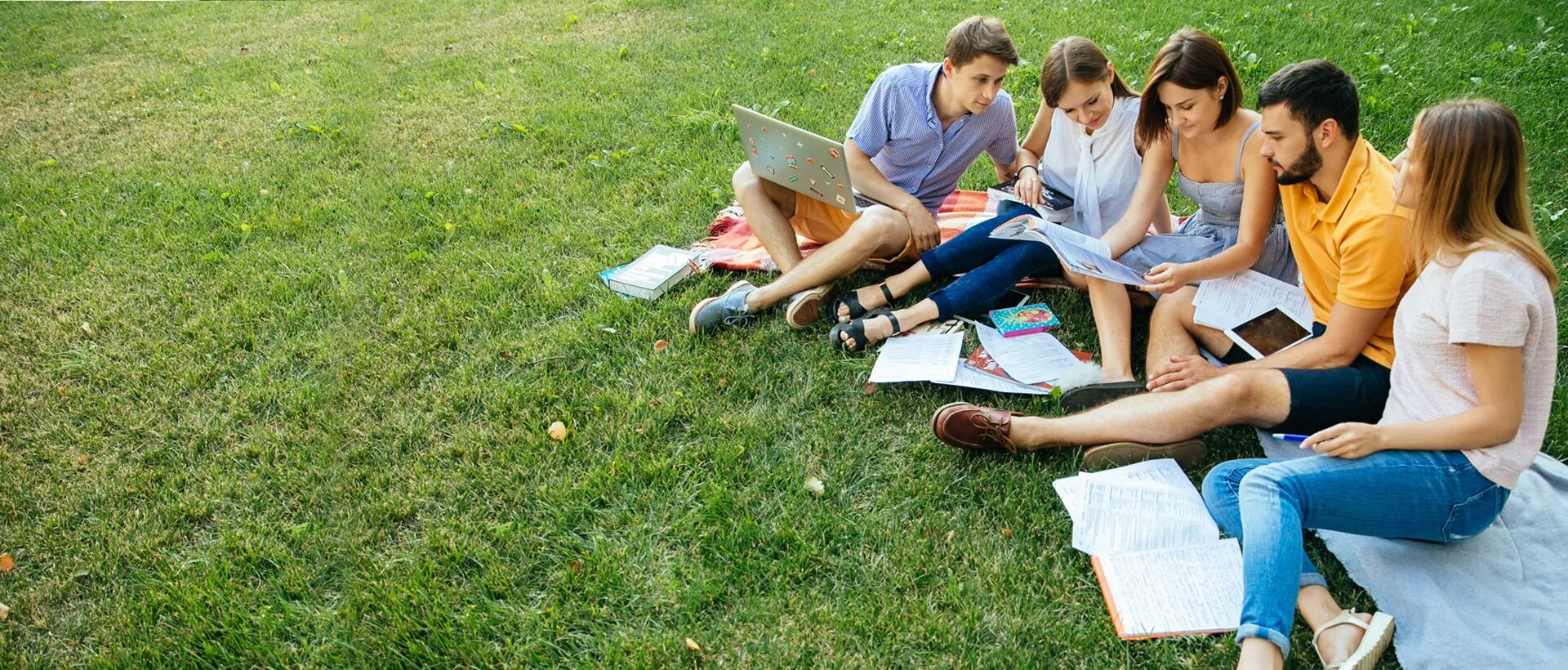 Студенты в парке. Студенты на отдыхе. Студенты на газоне. Студенты на свежем воздухе. Студенты природа групповой