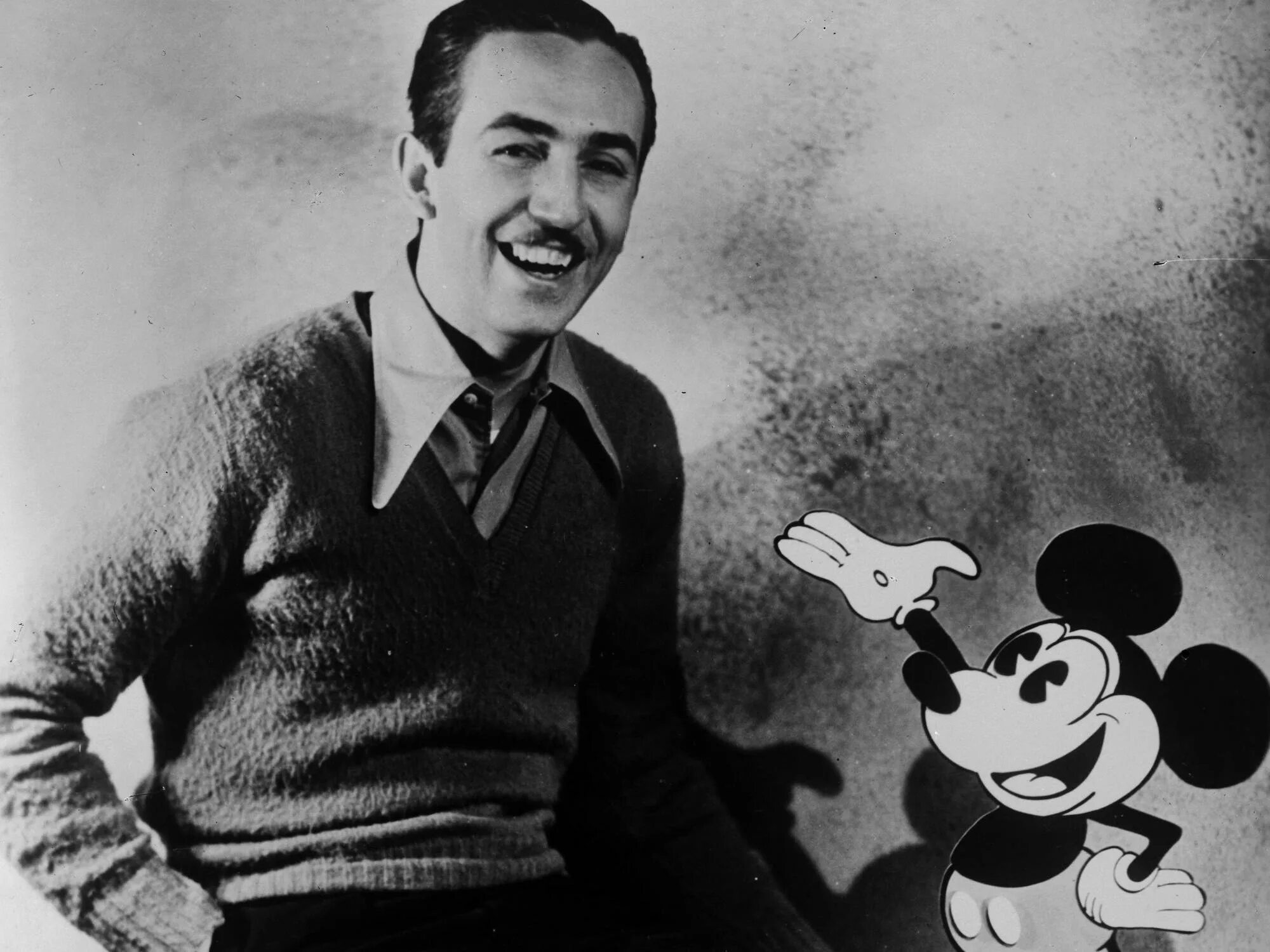 Ответ диснея. Walt Disney (Уолт Дисней). Уолт Дисней и Микки Маус. Уолт Дисней 1934. Уолтер Элиас Дисней.
