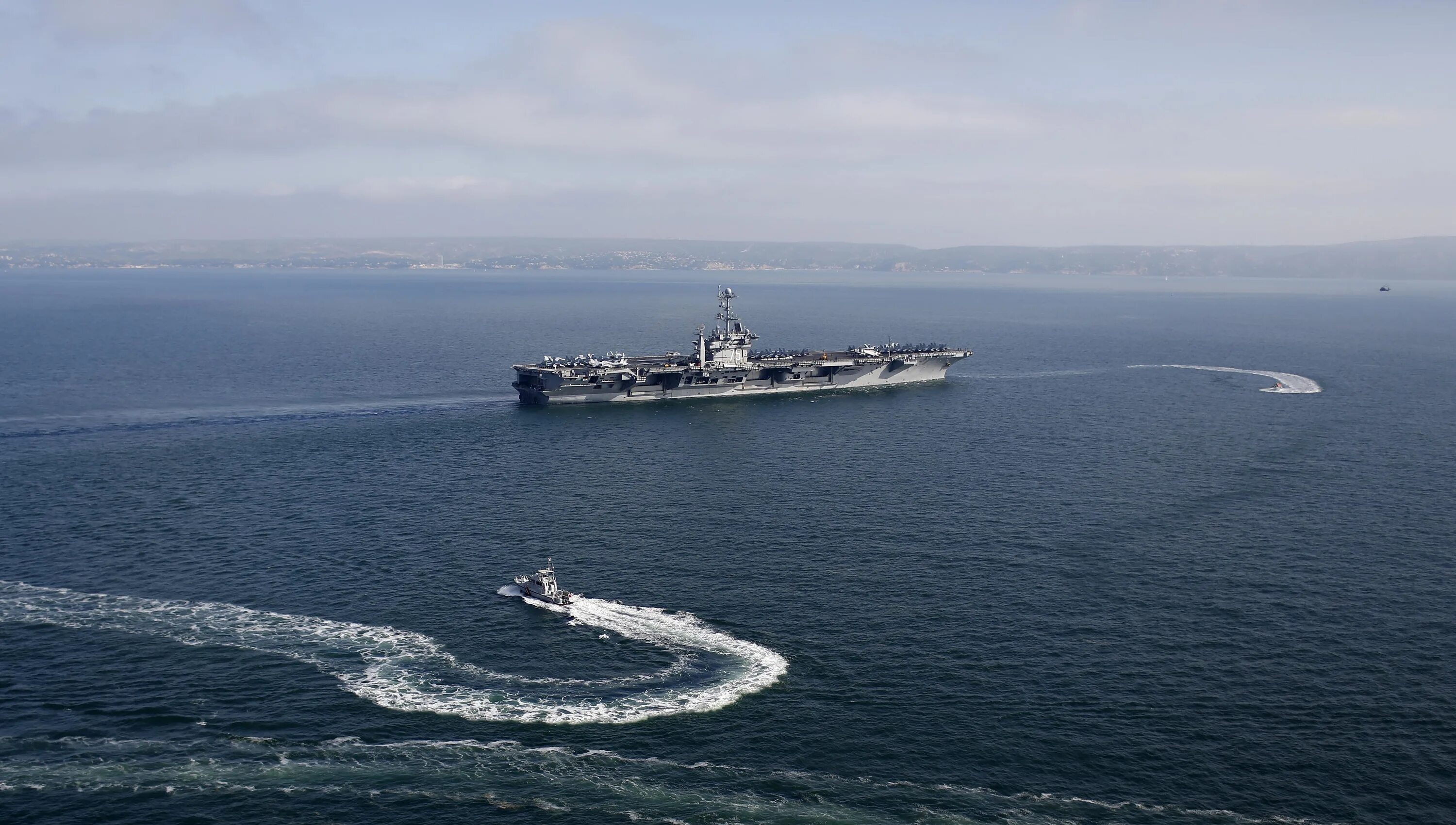 Эсминец вмс сша roosevelt. Ауг авианосная ударная группа. Корабли вмф сша. Северная калифорния побережье. След на море от корабля.