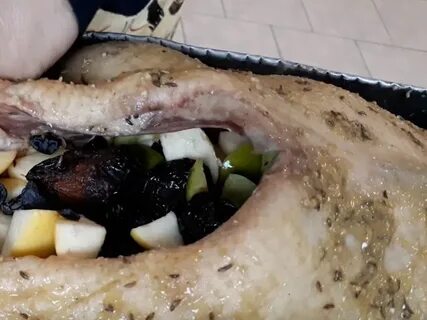 Гусь с яблоками целиком в рукаве