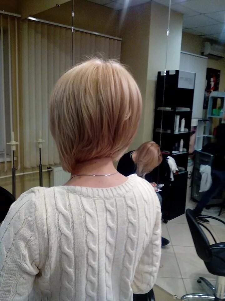 колорист блонд. окрашенные волосы. стрижка стилист колорист. стрижка волос в салоне. волосы в парикмахерской.