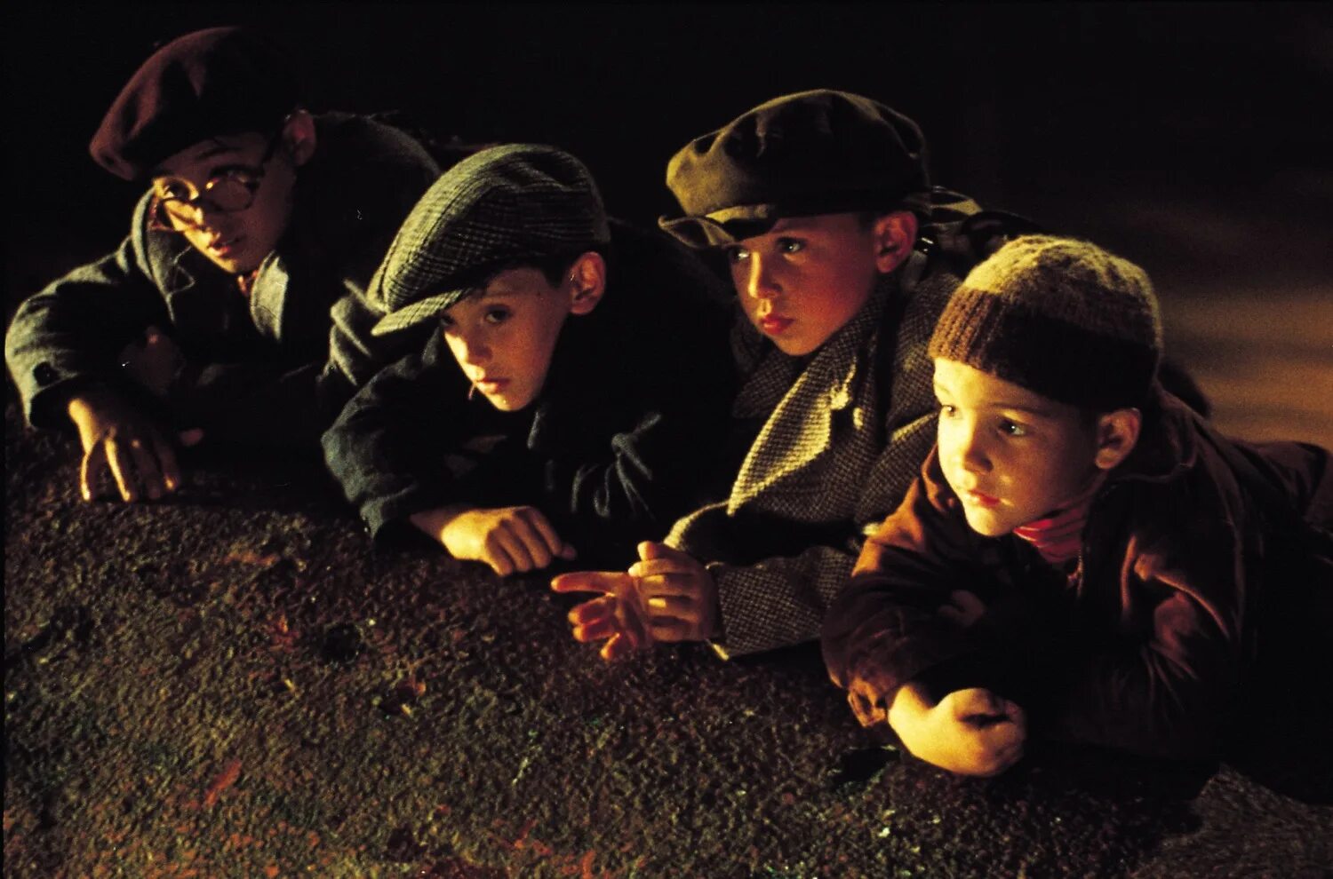 Город потерянных детей / la cité des enfants perdus (1995). Кадры из кинофильма детство. Заколдованные дети