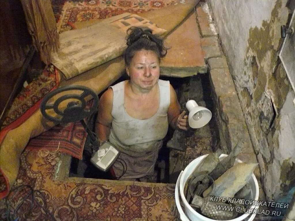 сидит в погребе. квест узники подземелья. фонарик в подвале. люди прячутся в подвале. взаперти тверь квест узник подземелья.