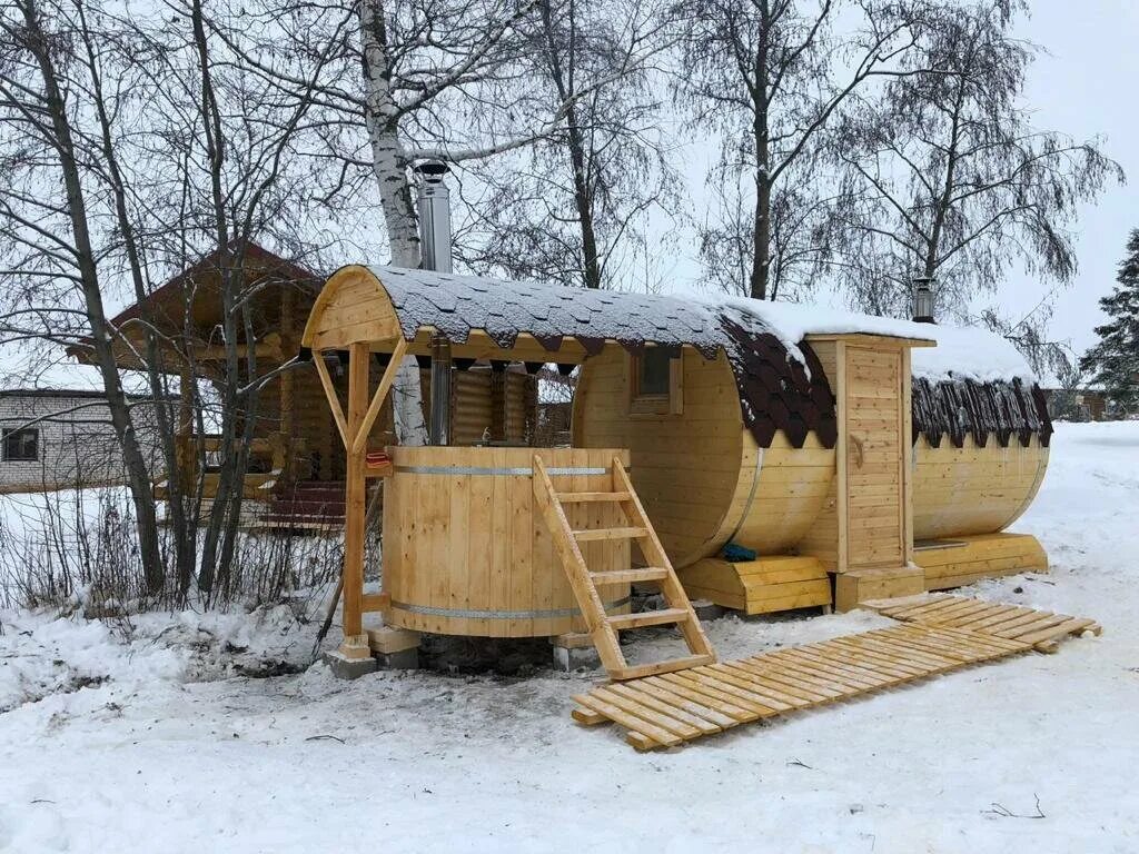 Баня бочка в твери. Квадро тверь бочка. баня бочка с беседкой. беседка у бани бочки. баня бочка с верандой.