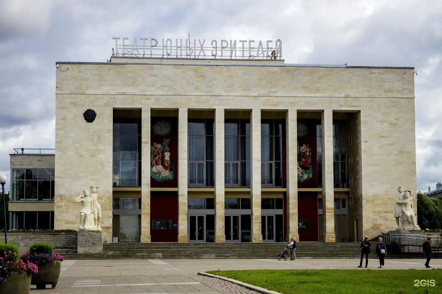 Пионерская площадь тюз. Брянцева, санкт-петербург. Тюз санкт-петербург здание. А. Пионерская площадь 1.