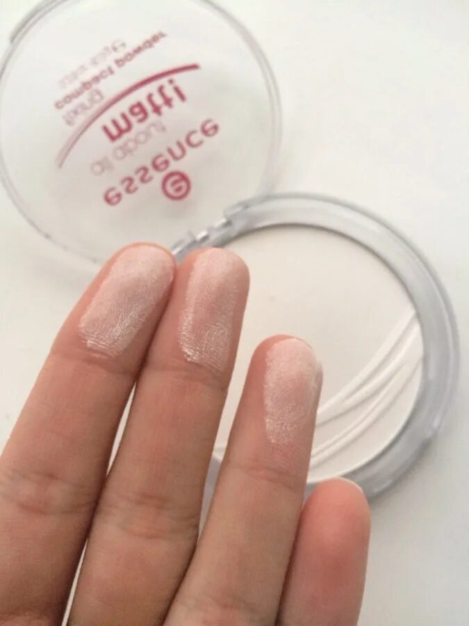 Прозрачная пудра essence. Essence matt пудра. эссенс all about matt fixing compact powder. essence матирующая пудра all about matt! fixing. фиксирующая компактная пудра all about matt! essence.