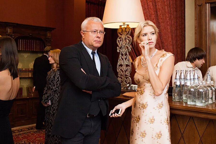 Девушки миллиардеров. Дарья жукова и роман абрамович. Даша жукова и роман абрамович. Жены миллиардеров. Галина миргаева в коротком платье.