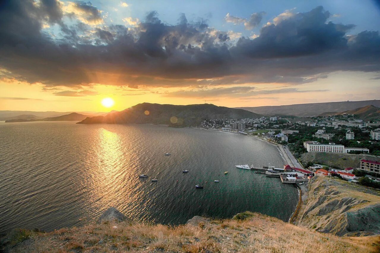 Город судак. Вид с генуэзской крепости в судаке. Судак генуэзская крепость отель. Судак. Новый свет крым караул оба.