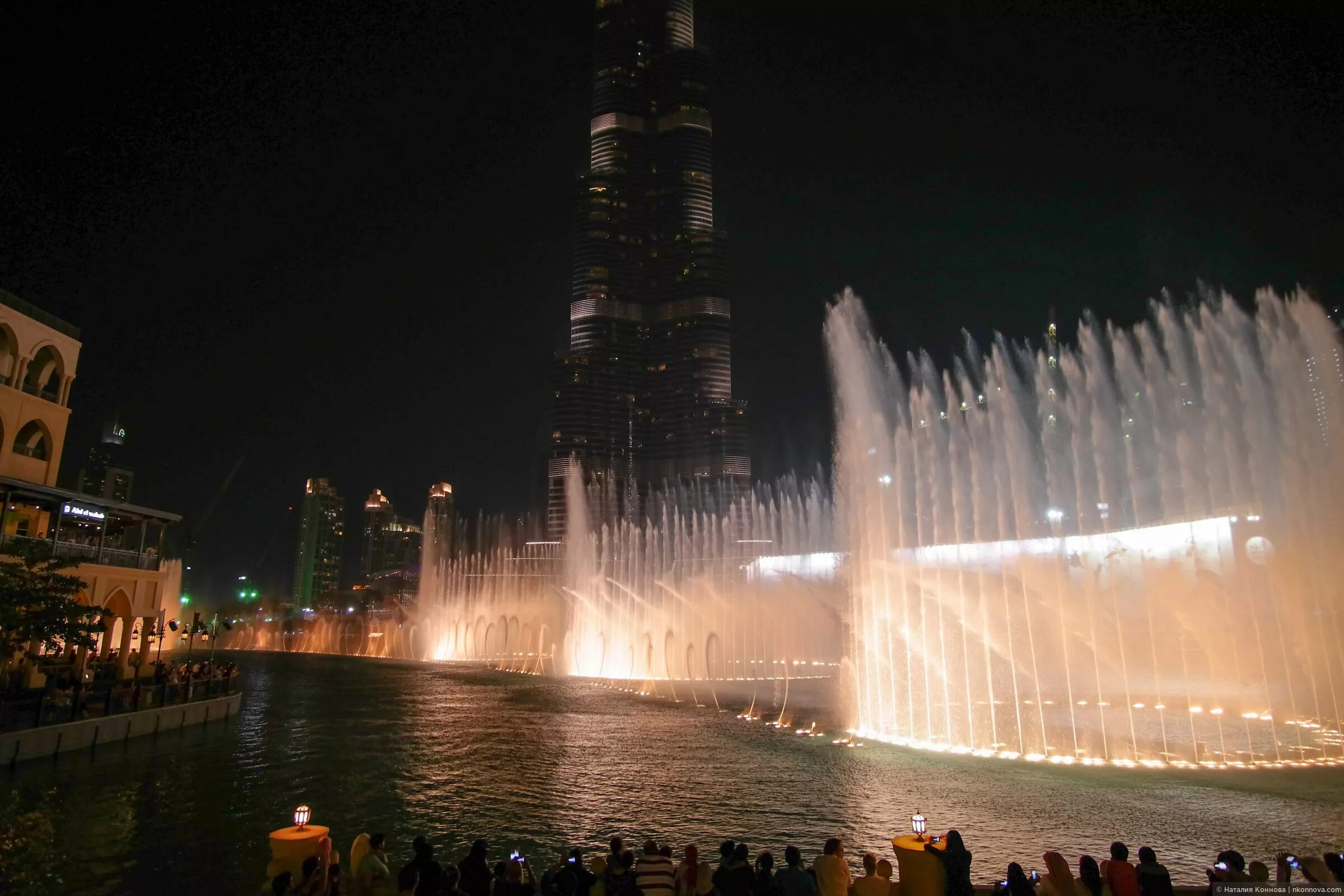 Самой большой фонтан в мире. Фонтаны возле бурдж халифа. The palm fountain дубай. Дубай бурдж халифа поющие фонтаны. Танцующие фонтаны в лас вегасе.