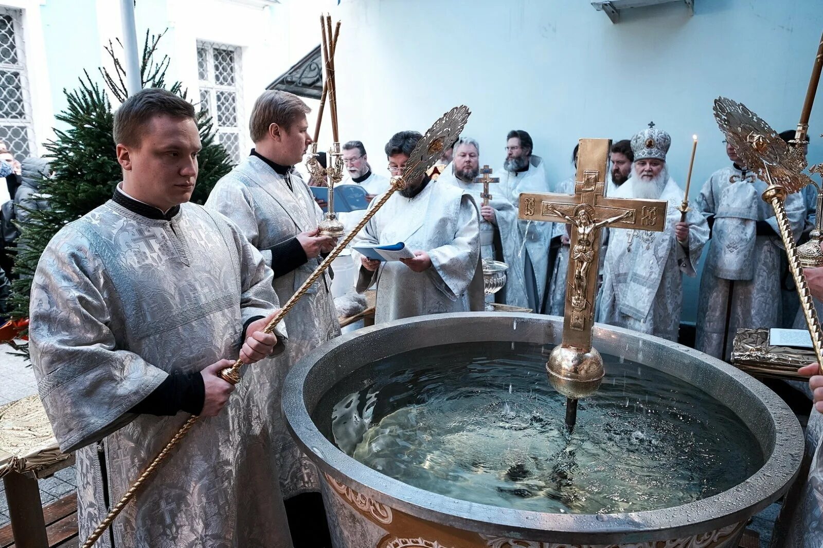 Можно ли освящать воду. Храм в Малышево крещение. Навечерие Богоявления Крещенский сочельник. Святая вода в церкви. Освящение воды крестом.