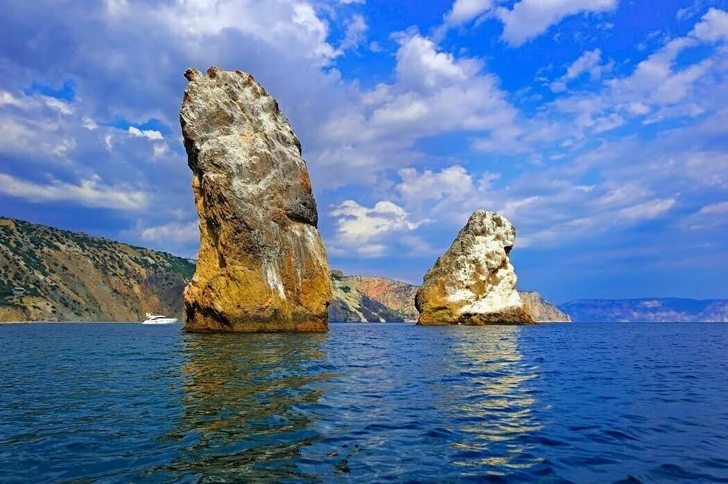 Мыс Фиолент каяки. Мыс Фиолент две скалы в море. Скала в крыму голова