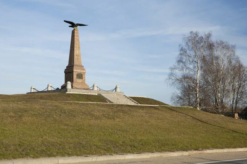 Деревня кутузова. Лесной памятник бородинской битвы. Бородино ставка кутузова. Деревня кутузова. Стелла бородинское поле 1812.