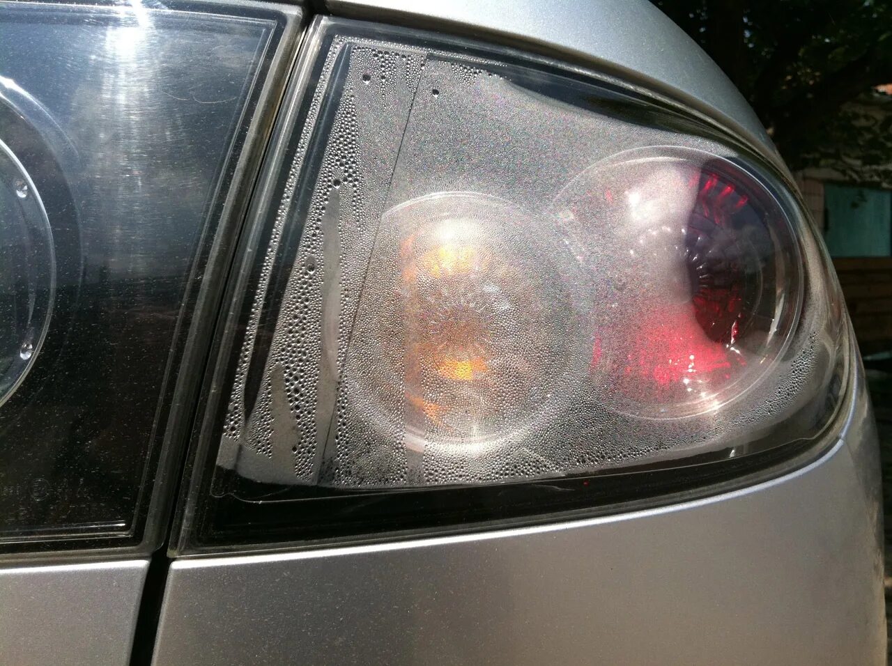 Запотевают фары изнутри что делать. Запотевают фары изнутри что делать. Потеет фара хендай солярис. Запотела фара. Автомобильные фары изнутри.