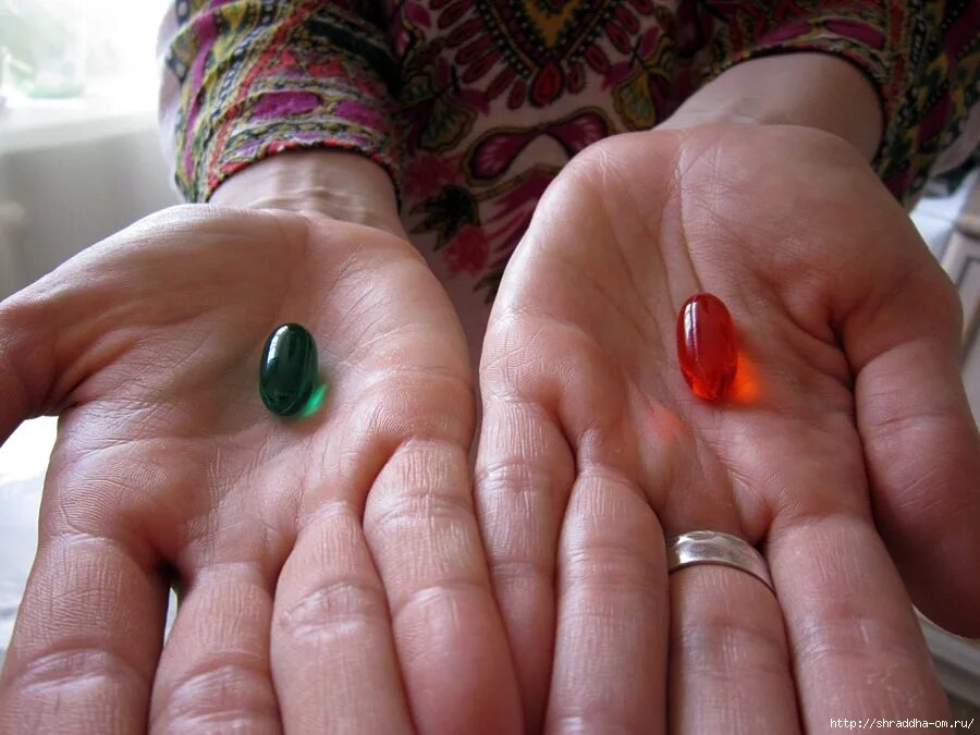 Прими красную таблетку. Таблетки красная и зелёная. Красная или зеленая таблетка. Красная и синяя и зеленая таблетка. Красная и синяя таблетка матрица.