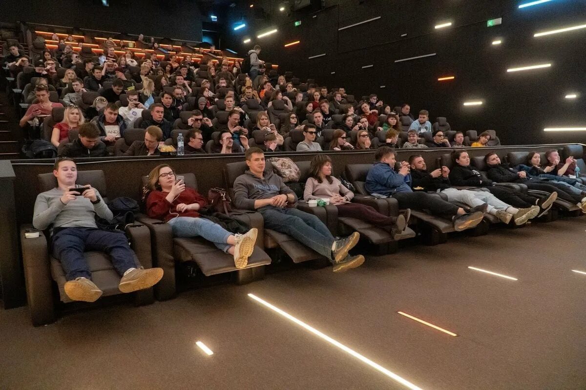 Первый ряд в кинотеатре. Зрители в первом ряду. Мстители в кинотеатре. Кинотеатр на первом ряду. В первом ряду