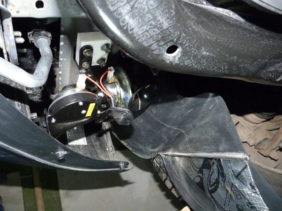 Сигнал фольксваген т5. Звуковой сигнал транспортер t4. Звуковой сигнал фольксваген транспортер т5. Клаксон от волги passat b6. Звуковой сигнал фольксваген поло штатный.