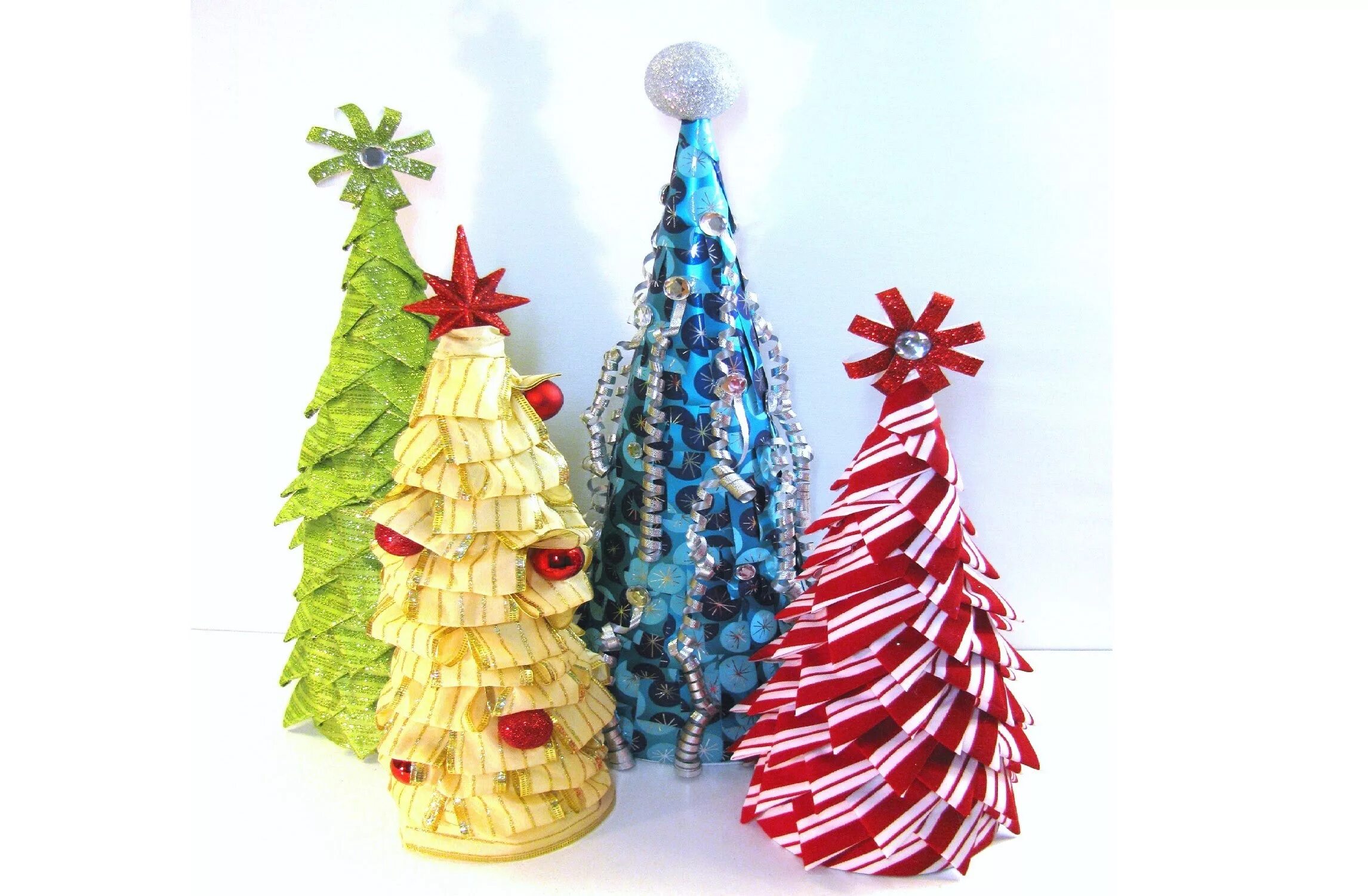 Елка из вторичных материалов. Елка из эко материала. Экологические поделки на новый год. Поделка елка из нетрадиционных материалов. Экологические поделки на новый год.