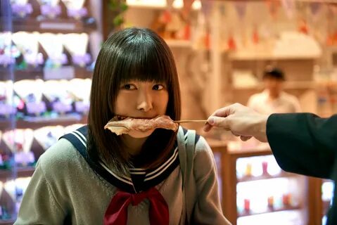 映 画"殺 さ な い 彼 と 死 な な い 彼 女"イ カ 焼 き を 丸-く わ え た 桜 井 日 奈... 