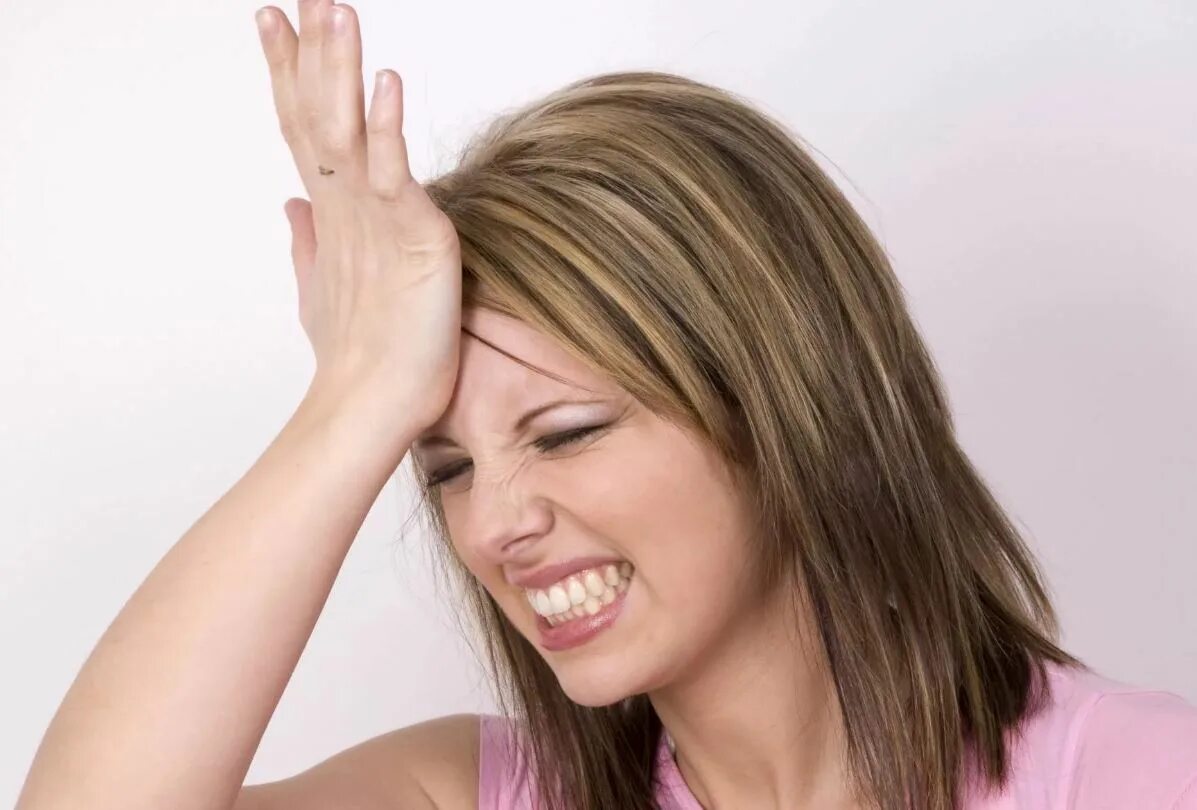 Сам себя не похвалишь никто не похвалит мем. Девушка с руками у висков. Мем человек сам себя лайкает. Подстричься самой. Высказывания и о людях говне.