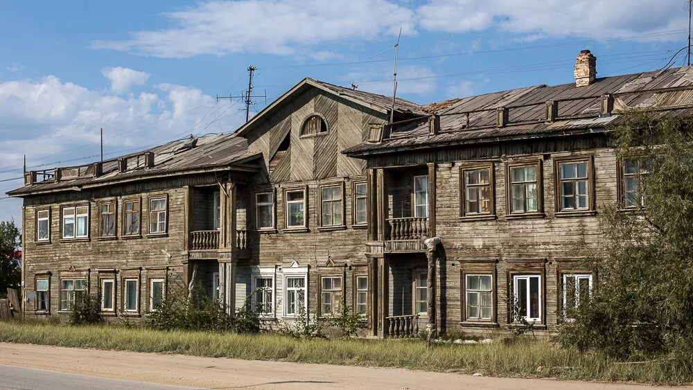 после темного деревянного барака новый. барак жилище. кузьмина деревянные бараки якутск. степана разина. барак в митино.