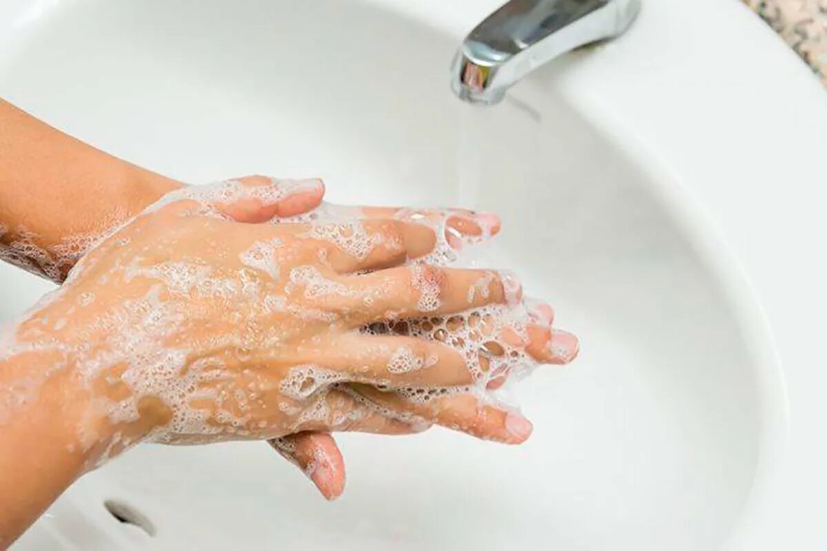 Мою руки 3 минуты. Мытье рук. Мыло для рук. Мыть руки. Женские руки с мылом.