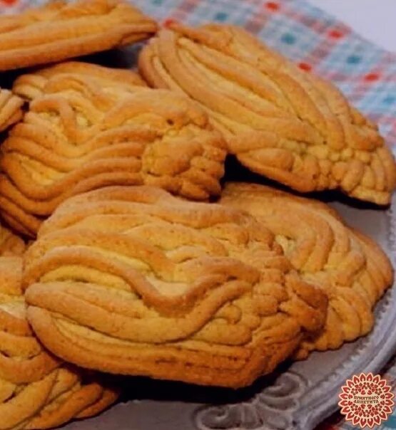 Рецепт рассыпчатого печенья через мясорубку. Песочное печенье хризантемы через мясорубку. песочное печенье через мясорубку. песочное печенье из мясорубки. печенье через мясорубку с вареньем.
