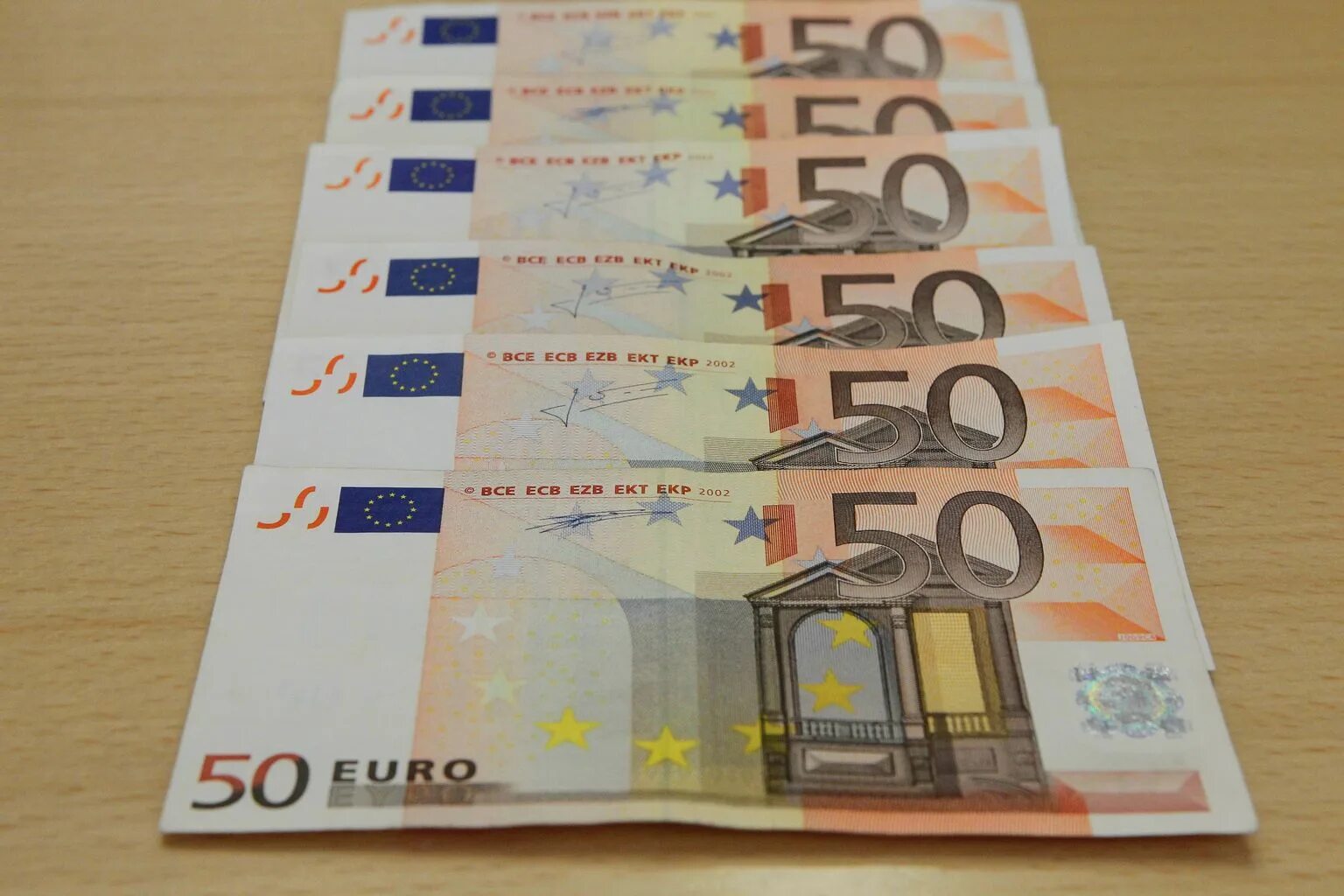 50 Евро купюра. Банкноты 50 евро. Фальшивые купюры евро. Банкноты евро ненастоящие.