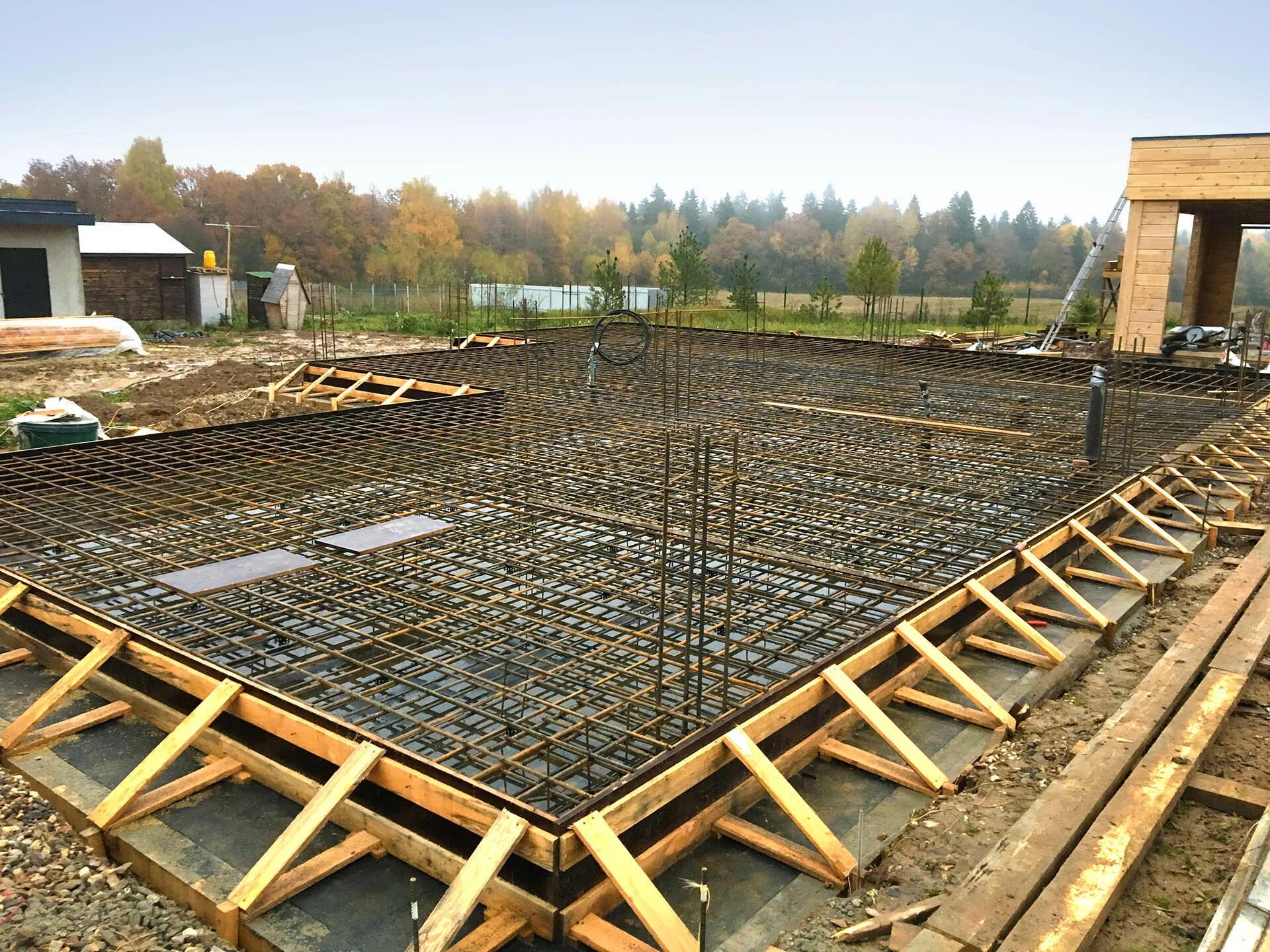 Монолитный бетонный фундамент. Залить ленточный фундамент. Стройка фундамента. Фундамент дом работ. Фундамент дом работ.