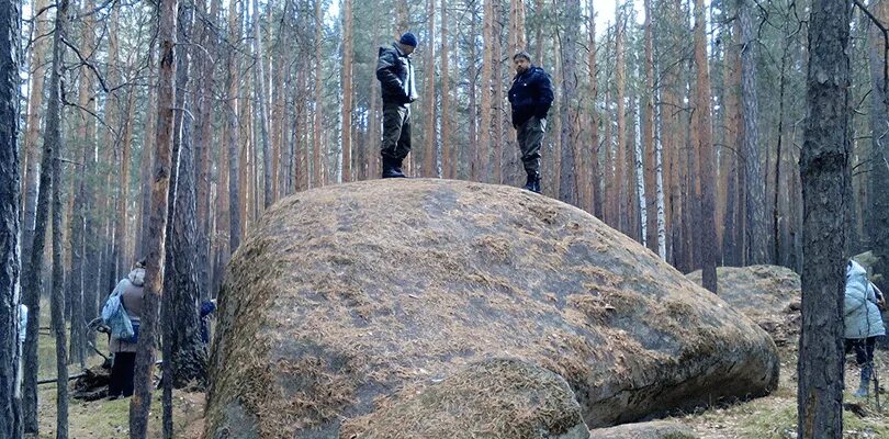 Камень желаний горный алтай. Место силы екатеринбург. Солохаульские дольмены. Гора воттоваара камни. Места силы на урале.