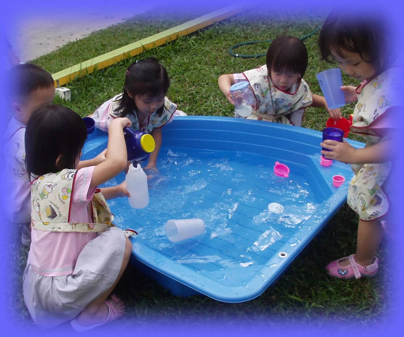 Поиграть в воде. Игры с водой. Терапия водой для детей. Игры с водой для детей. Игры с водой в садике.