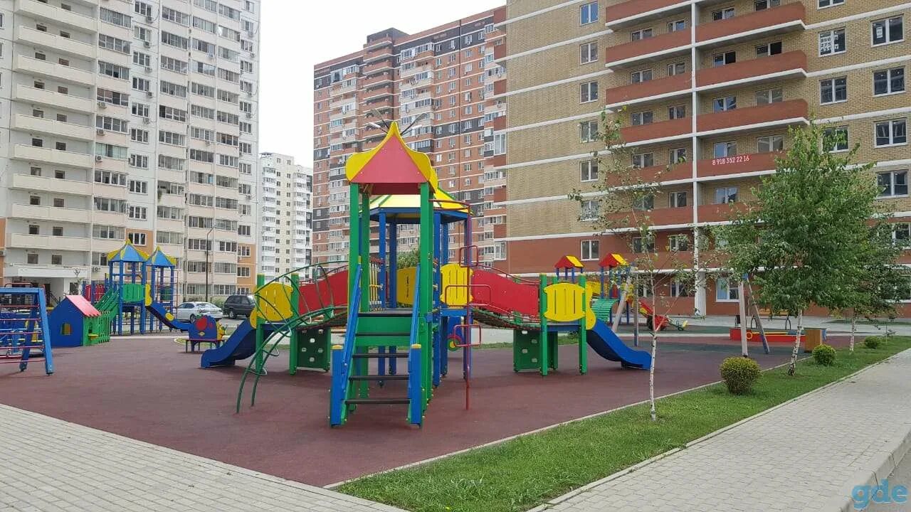 благоустроенный двор жк. жк новин брусника. жк мещерский лес москва дворы. школа светлые горы микрогород в лесу. пик москва двор парк.