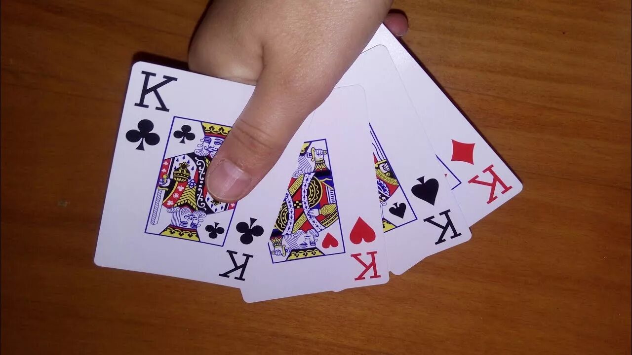Трюки с картами. Карты для фокусов. Короли в тузы фокус. Карточный фокусник.