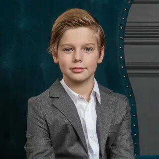 Мальчик ведущий