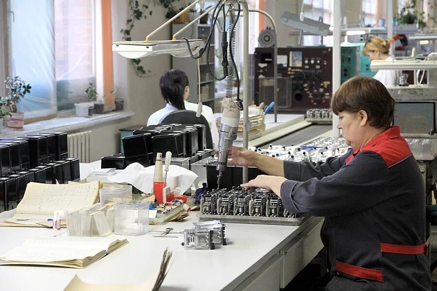 Швея универсал. Вакансии в производстве чебоксары. Вакансии в производстве чебоксары. Тракторостроителей 121 яхтинг чебоксары. Требуется швея на производство.