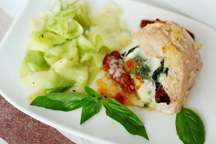 Вкусное филе индейки в мультиварке. Индейка с моцареллой. блюда из филе индейки. индейка с моцареллой в духовке. филе из индейки.