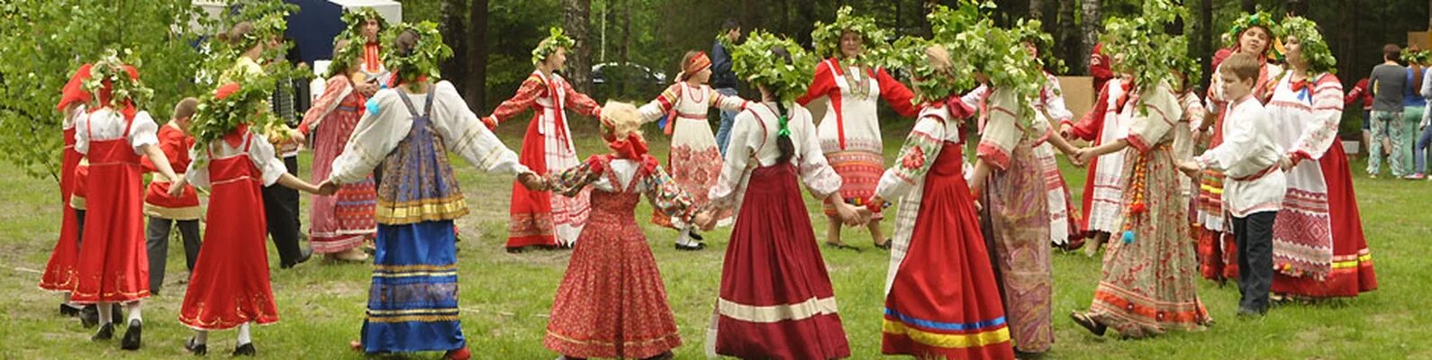 Хоровод игра веселый хоровод. Русский народный хоровод. Хороводы на Руси. Хоровод вокруг березы. Хоровод русский народный танец на природе.