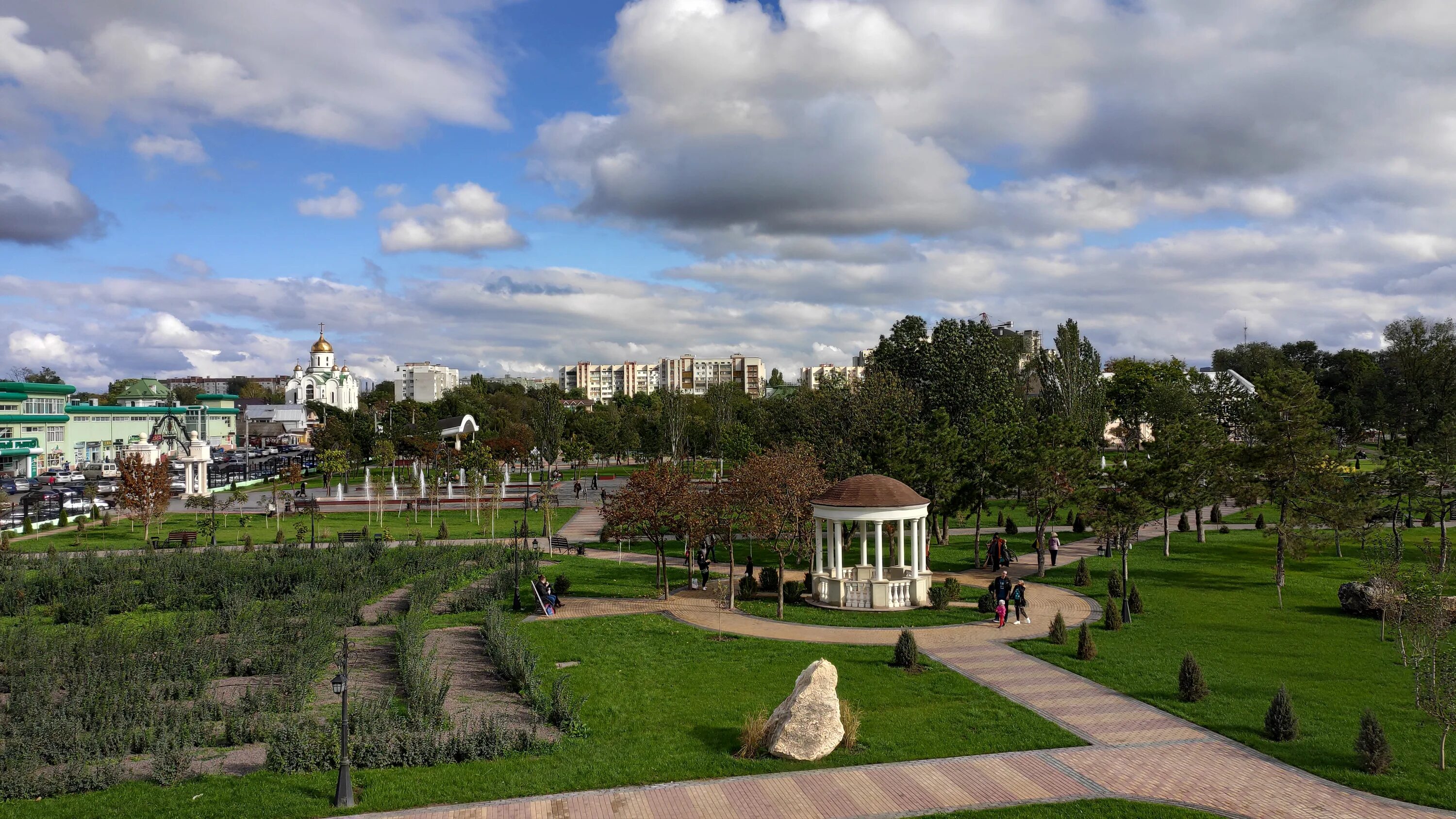 Park in. Екатерининский парк Тирасполь. Екатериновский парк Тирасполь. Екатерининский парк Тирасполь ПМР. В Приднестровье Екатериновский парк.